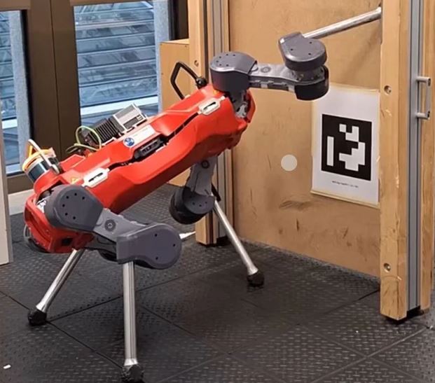 رباتی که در را با پا باز می کند