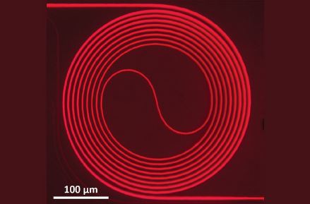 محققان یک لیزر فوق کارآمد Ti Sapphire ایجاد کردند که روی یک تراشه قرار می گیرد