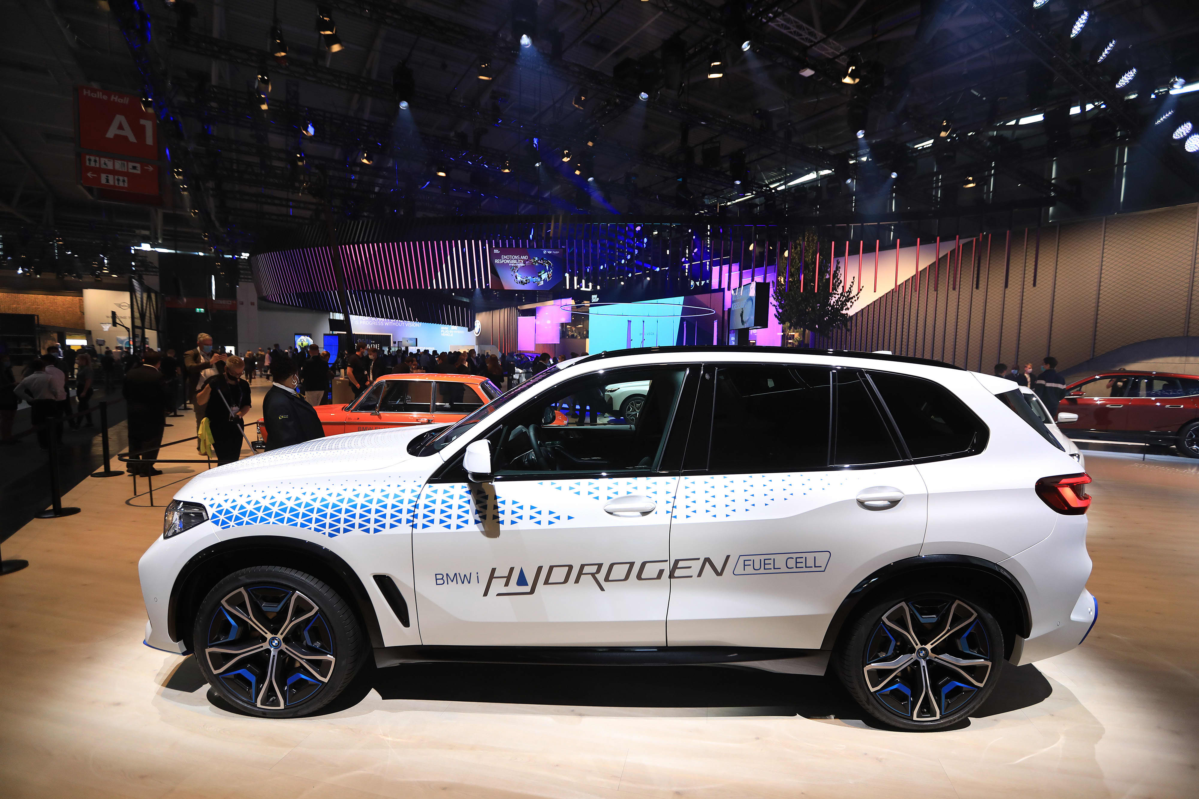 BMW از خودروی هیدروژنی رو نمایی می کند که از سلول های سوختی تویوتا استفاده می کنند